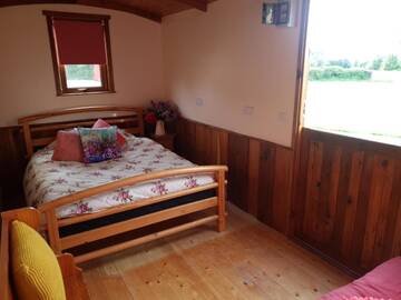 Фото номера Семейный номер с видом на озеро Фермерские дома Glasson Glamping Farm г. Атлон 5