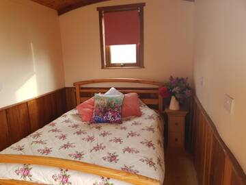 Фото номера Семейный номер с видом на озеро Фермерские дома Glasson Glamping Farm г. Атлон 6