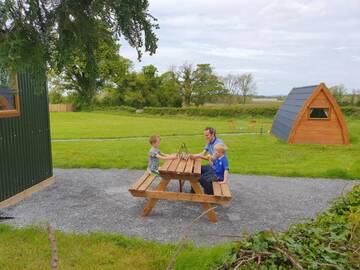 Фото номера Семейный номер с видом на озеро Фермерские дома Glasson Glamping Farm г. Атлон 3