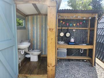 Фото номера Двухместный номер с 1 кроватью, вид на озеро Фермерские дома Glasson Glamping Farm г. Атлон 7