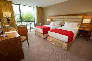 Фото номера Классический двухместный номер с 2 отдельными кроватями Отель Sheraton Athlone Hotel г. Атлон 2