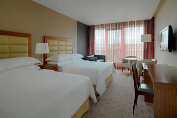 Фото номера Классический семейный номер Отель Sheraton Athlone Hotel г. Атлон 2