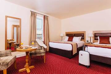 Фото номера Семейный номер (для 2 взрослых и 1 ребенка) Отель Hodson Bay Hotel г. Атлон 4