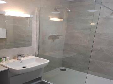 Фото номера Улучшенный двухместный номер с 2 отдельными кроватями Отель Creggan Court Hotel г. Атлон 6