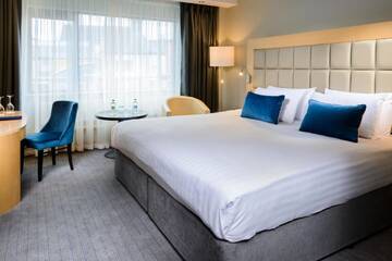 Фото номера Улучшенный номер с видом на реку Отель Radisson Blu Hotel, Athlone г. Атлон 5