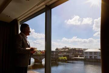 Фото номера Люкс с видом на реку Отель Radisson Blu Hotel, Athlone г. Атлон 3